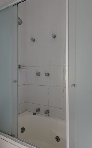Casa de condomínio à venda com 245m², 4 quartos e 3 vagasBanheiro da Suíte 1