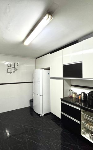 Casa à venda com 200m², 3 quartos e 2 vagas Casa à venda com 200m², 3 quartos e 2 vagasCozinha - Armários