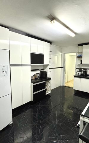 Casa à venda com 200m², 3 quartos e 2 vagas Casa à venda com 200m², 3 quartos e 2 vagasCozinha - Armários