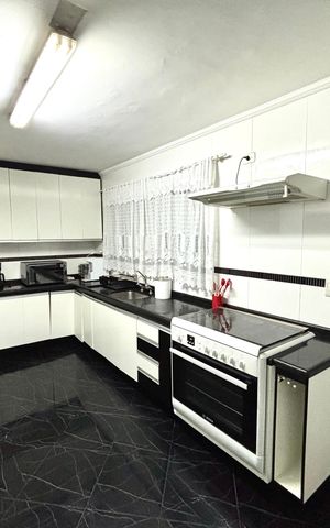 Casa à venda com 200m², 3 quartos e 2 vagas Casa à venda com 200m², 3 quartos e 2 vagasCozinha - Armários