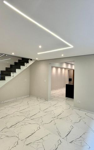 Casa à venda com 231m², 4 quartos e 3 vagas Casa à venda com 231m², 4 quartos e 3 vagasSala de Jantar