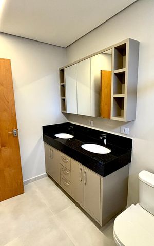 Casa à venda com 231m², 4 quartos e 3 vagas Casa à venda com 231m², 4 quartos e 3 vagasBanheiro da Suíte 1
