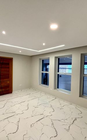 Casa à venda com 231m², 4 quartos e 3 vagas Casa à venda com 231m², 4 quartos e 3 vagasSala