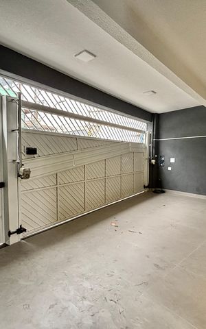Casa à venda com 231m², 4 quartos e 3 vagas Casa à venda com 231m², 4 quartos e 3 vagasGaragem