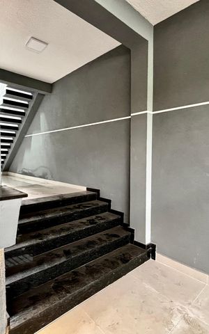 Casa à venda com 231m², 4 quartos e 3 vagas Casa à venda com 231m², 4 quartos e 3 vagasEscada