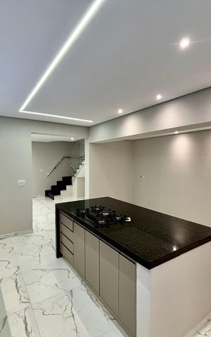 Casa à venda com 231m², 4 quartos e 3 vagas Casa à venda com 231m², 4 quartos e 3 vagasCozinha