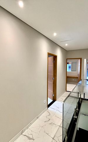 Casa à venda com 231m², 4 quartos e 3 vagas Casa à venda com 231m², 4 quartos e 3 vagasCorredor