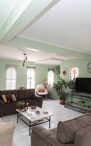 Casa para alugar com 286m², 5 quartos e 4 vagas Casa para alugar com 286m², 5 quartos e 4 vagasSala