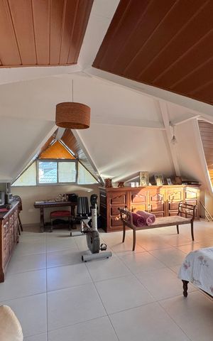 Casa de condomínio à venda com 270m², 4 quartos e 2 vagas