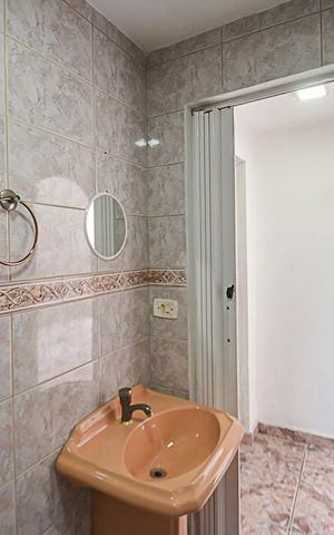 Casa à venda com 196m², 3 quartos e 3 vagas Casa à venda com 196m², 3 quartos e 3 vagasBanheiro de serviço