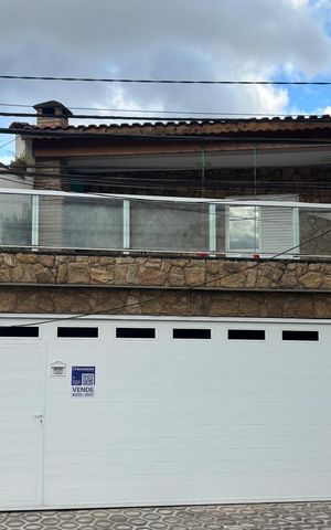 Casa à venda com 160m², 5 quartos e 2 vagas Casa à venda com 160m², 5 quartos e 2 vagasFachada