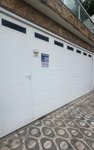 Casa à venda com 160m², 5 quartos e 2 vagas Casa à venda com 160m², 5 quartos e 2 vagasFachada