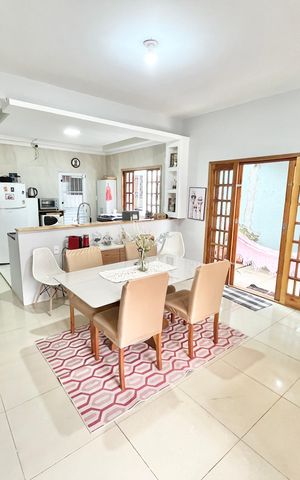 Casa à venda com 180m², 4 quartos e 2 vagas Casa à venda com 180m², 4 quartos e 2 vagasSala/Cozinha