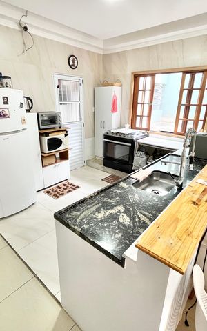Casa à venda com 180m², 4 quartos e 2 vagas Casa à venda com 180m², 4 quartos e 2 vagasCozinha