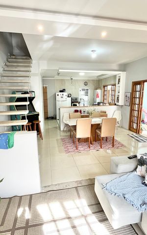 Casa à venda com 180m², 4 quartos e 2 vagas Casa à venda com 180m², 4 quartos e 2 vagasSala/Cozinha