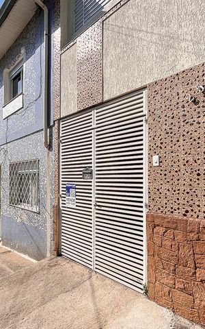 Casa à venda com 120m², 3 quartos e 2 vagasFachada + plaquinha