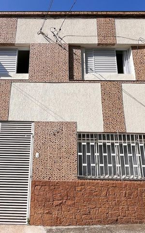 Casa à venda com 120m², 3 quartos e 2 vagasFachada + plaquinha