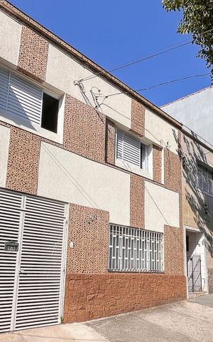 Casa à venda com 120m², 3 quartos e 2 vagasFachada + plaquinha