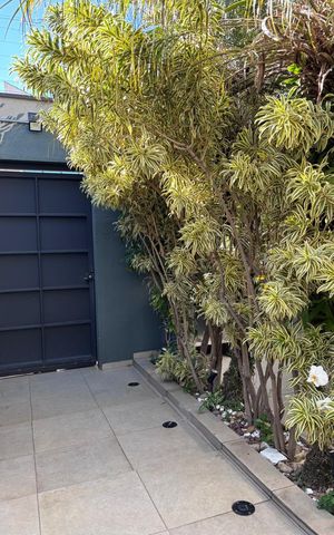 Casa à venda com 360m², 2 quartos e 2 vagas Casa à venda com 360m², 2 quartos e 2 vagasÁrea externa