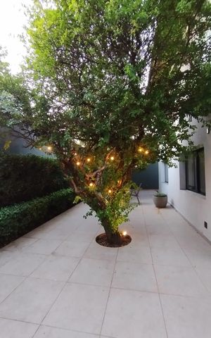 Casa à venda com 360m², 2 quartos e 2 vagas Casa à venda com 360m², 2 quartos e 2 vagasÁrea externa