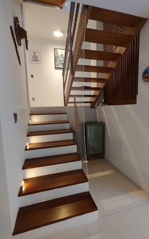 Casa à venda com 360m², 2 quartos e 2 vagas Casa à venda com 360m², 2 quartos e 2 vagasEscada