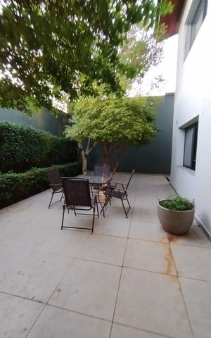 Casa à venda com 360m², 2 quartos e 2 vagas Casa à venda com 360m², 2 quartos e 2 vagasÁrea externa