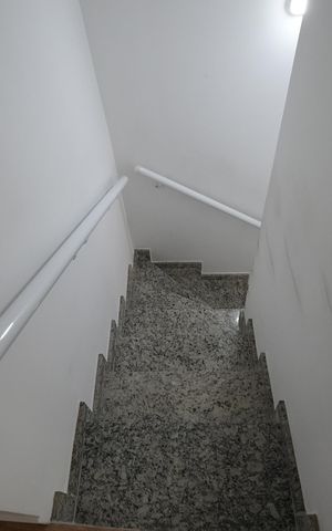 Casa à venda com 166m², 3 quartos e 2 vagasEscada