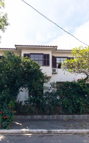 Casa à venda com 155m², 4 quartos e 2 vagas Casa à venda com 155m², 4 quartos e 2 vagasFachada