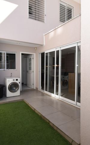Casa de condomínio à venda com 180m², 3 quartos e sem vagaÁrea externa