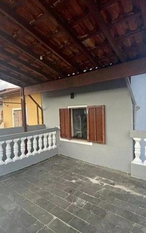 Casa à venda com 180m², 3 quartos e 4 vagas Casa à venda com 180m², 3 quartos e 4 vagasÁrea externa