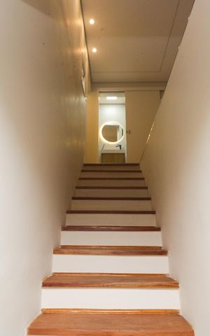 Casa à venda com 250m², 4 quartos e 2 vagas Casa à venda com 250m², 4 quartos e 2 vagasEscada