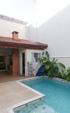 Casa à venda com 250m², 4 quartos e 2 vagas Casa à venda com 250m², 4 quartos e 2 vagasPiscina