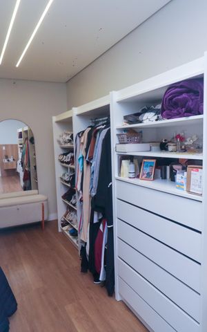Casa à venda com 250m², 4 quartos e 2 vagas Casa à venda com 250m², 4 quartos e 2 vagasCloset da Suíte Master