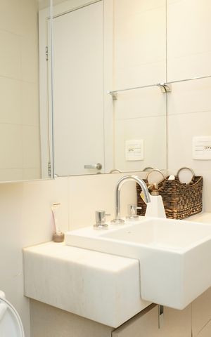 Apartamento à venda com 151m², 3 quartos e 3 vagas Apartamento à venda com 151m², 3 quartos e 3 vagasSuíte 1 - Banheiro