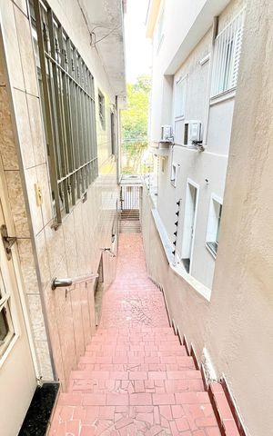 Casa para alugar com 130m², 2 quartos e 1 vaga Casa para alugar com 130m², 2 quartos e 1 vagaEscada
