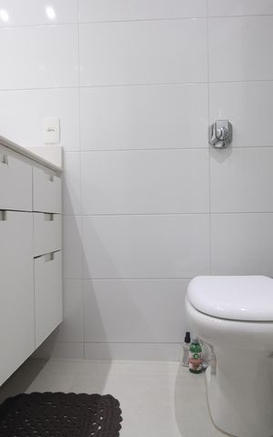 Casa de condomínio à venda com 181m², 3 quartos e 2 vagasBanheiro da suíte