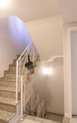 Casa de condomínio à venda com 181m², 3 quartos e 2 vagasCorredor - Escada
