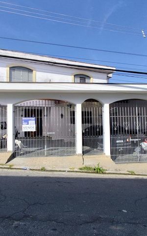 Casa para alugar com 330m², 6 quartos e 4 vagas Casa para alugar com 330m², 6 quartos e 4 vagasFachada