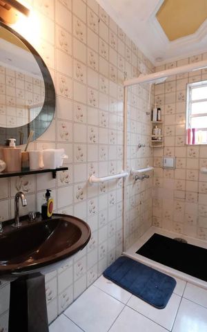 Casa para alugar com 330m², 6 quartos e 4 vagasBanheiro 1