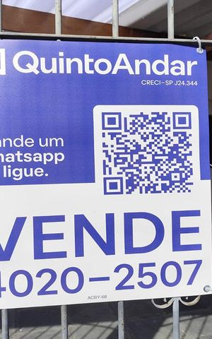 Casa para alugar com 330m², 6 quartos e 4 vagas Casa para alugar com 330m², 6 quartos e 4 vagasFachada