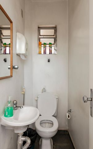 Casa à venda com 284m², 4 quartos e 4 vagas Casa à venda com 284m², 4 quartos e 4 vagasBanheiro de Serviço