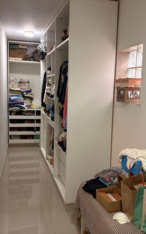 Casa de condomínio à venda com 420m², 3 quartos e 4 vagas Casa de condomínio à venda com 420m², 3 quartos e 4 vagasCloset