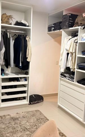Casa de condomínio à venda com 420m², 3 quartos e 4 vagas Casa de condomínio à venda com 420m², 3 quartos e 4 vagasCloset