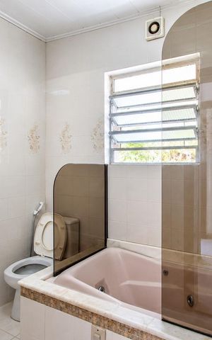 Casa para alugar com 520m², 4 quartos e 5 vagas Casa para alugar com 520m², 4 quartos e 5 vagasBanheiro 2