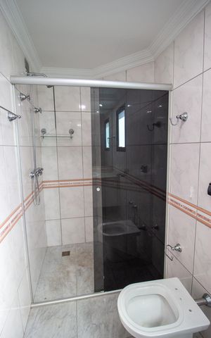 Apartamento para alugar com 226m², 4 quartos e 3 vagas Apartamento para alugar com 226m², 4 quartos e 3 vagasBanheiro da Suíte 2
