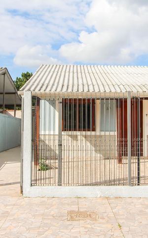 Casa à venda com 85m², 3 quartos e 2 vagas Casa à venda com 85m², 3 quartos e 2 vagasFachada