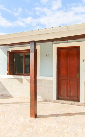 Casa à venda com 85m², 3 quartos e 2 vagas Casa à venda com 85m², 3 quartos e 2 vagasÁrea externa