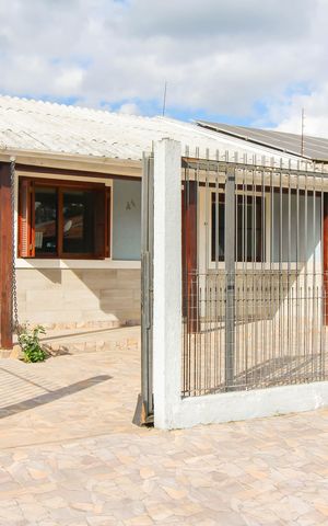Casa à venda com 85m², 3 quartos e 2 vagas Casa à venda com 85m², 3 quartos e 2 vagasFachada