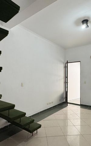 Casa à venda com 114m², 2 quartos e 2 vagas Casa à venda com 114m², 2 quartos e 2 vagasSala