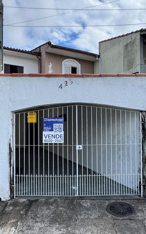 Casa à venda com 114m², 2 quartos e 2 vagas Casa à venda com 114m², 2 quartos e 2 vagasFachada